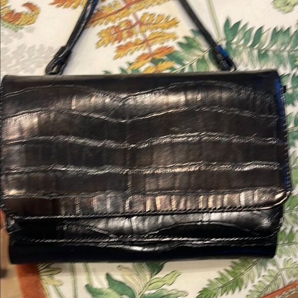 Sleek Black Crossbody Bag with Textured Leather - Picture 2 of 8